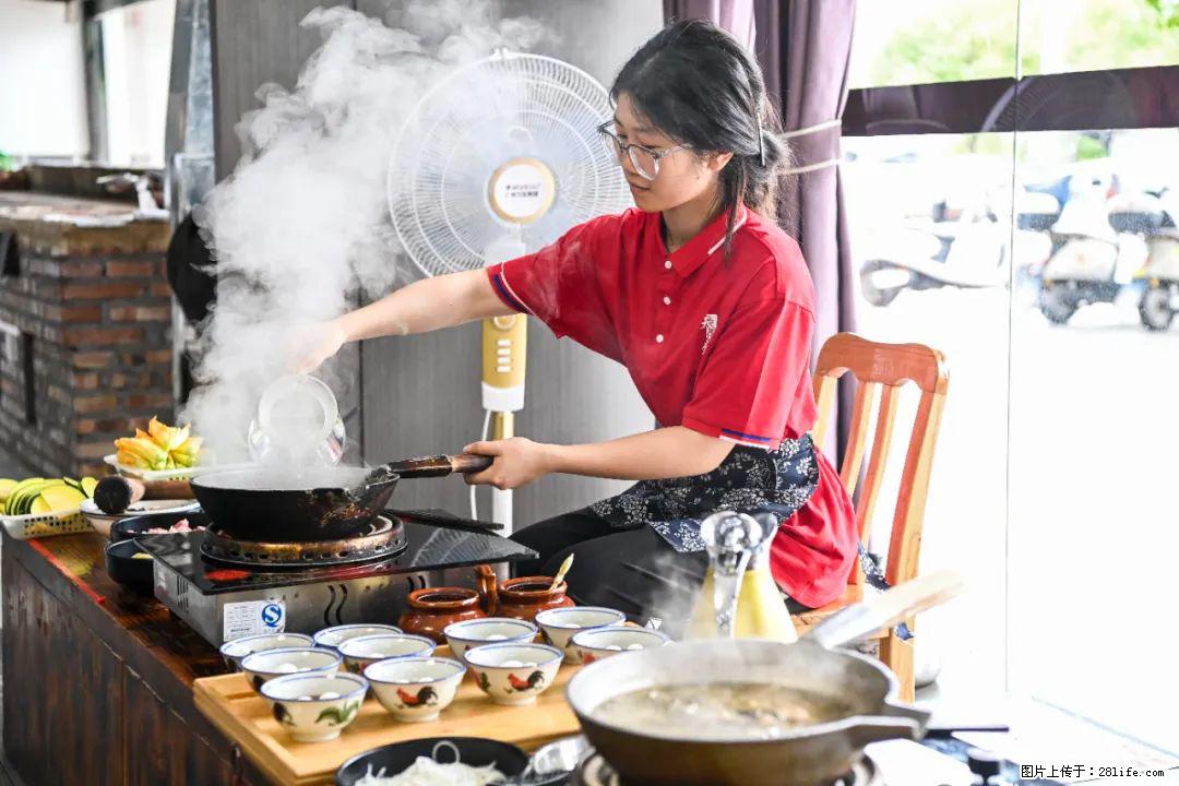 全网追的“扁担女孩”,找了一份暑假工,时薪12元 - 开封生活资讯 - 开封28生活网 kaifeng.28life.com